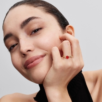 Pandora Disney "A Szépség és a Szörnyeteg rózsa" gyűrű cirkóniával és piros muránói üveggel 58-as méret (163984C01-58)