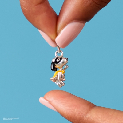 Thomas Sabo Charm Club Peanuts™ Snoopy szuperhős charm (2242-664-7)