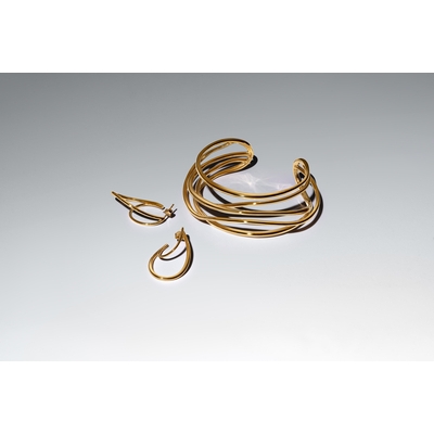 Pandora 14K aranyozott organikus formájú sodrott nyitott karperec 16 cm (563867C00-1)