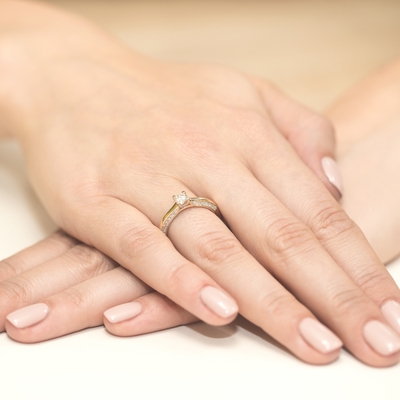 Sárga arany drágaköves gyűrű (W009-585-B0.44-YBD)